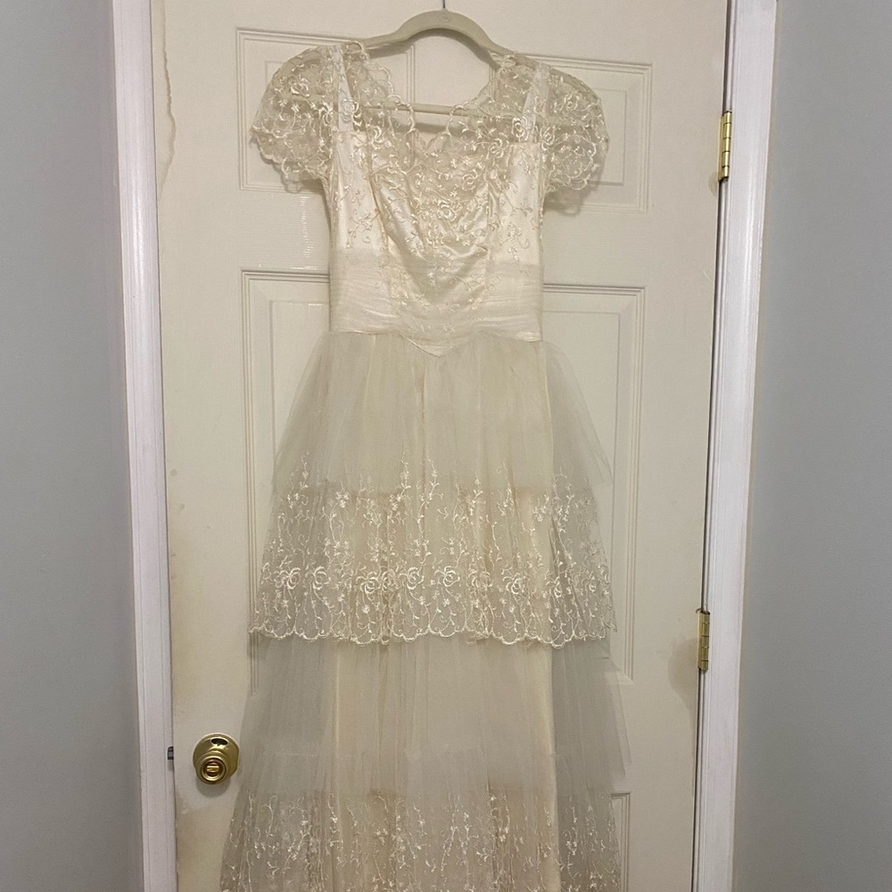 Vintage gown 1950’s lace & and tall layer.